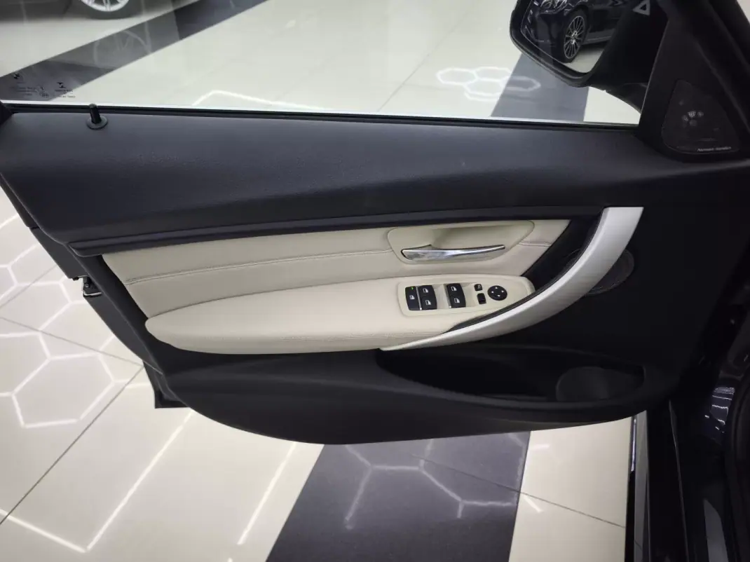 BMW 330 2016 - 21750 EUR, 204172 km - AUTO.MOTO.pt - 204172km - foto 21 de 45