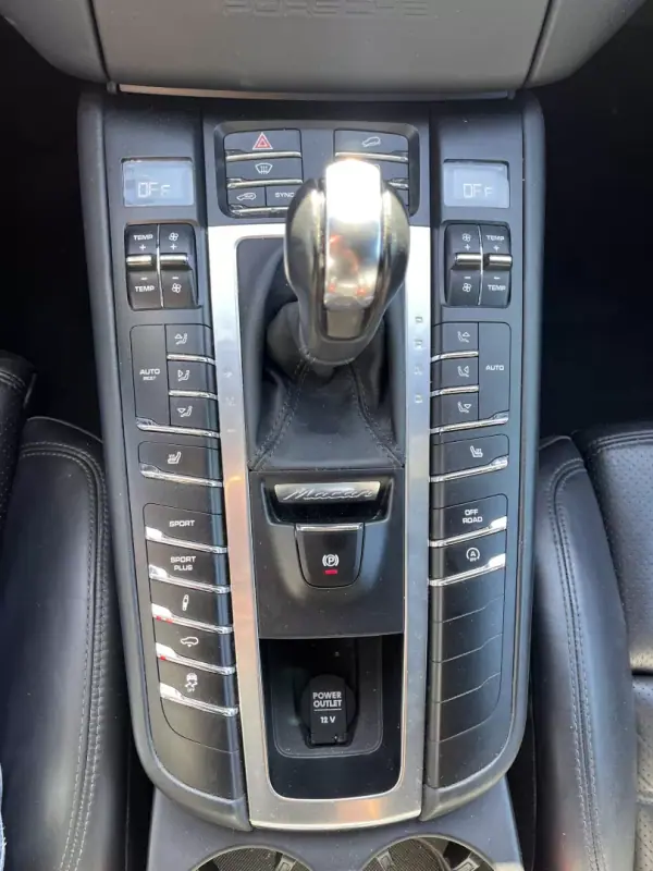 Porsche Macan 2014 - 39000 EUR, 218500 km - AUTO.MOTO.pt - 218500km - foto 31 de 37