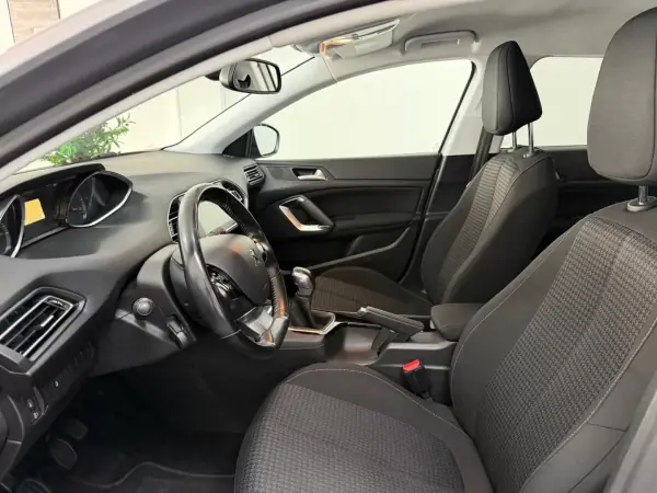 Peugeot 308 2017 - 10990 EUR, 131446 km - AUTO.MOTO.pt - 131446km - foto 9 de 21