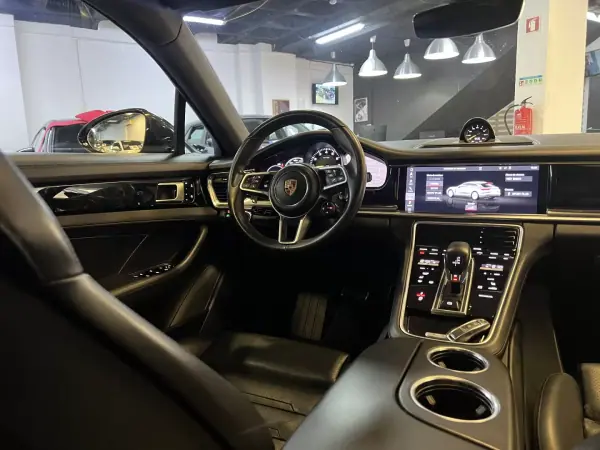Porsche Panamera Sport Turismo 2020 - 74990 EUR, 120000 km - AUTO.MOTO.pt - 120000km - foto 13 de 56