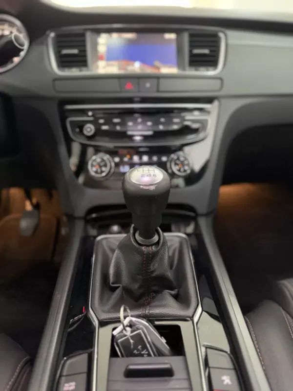 Peugeot 508 2015 - 9990 EUR, 240000 km - AUTO.MOTO.pt - 240000km - foto 14 de 15
