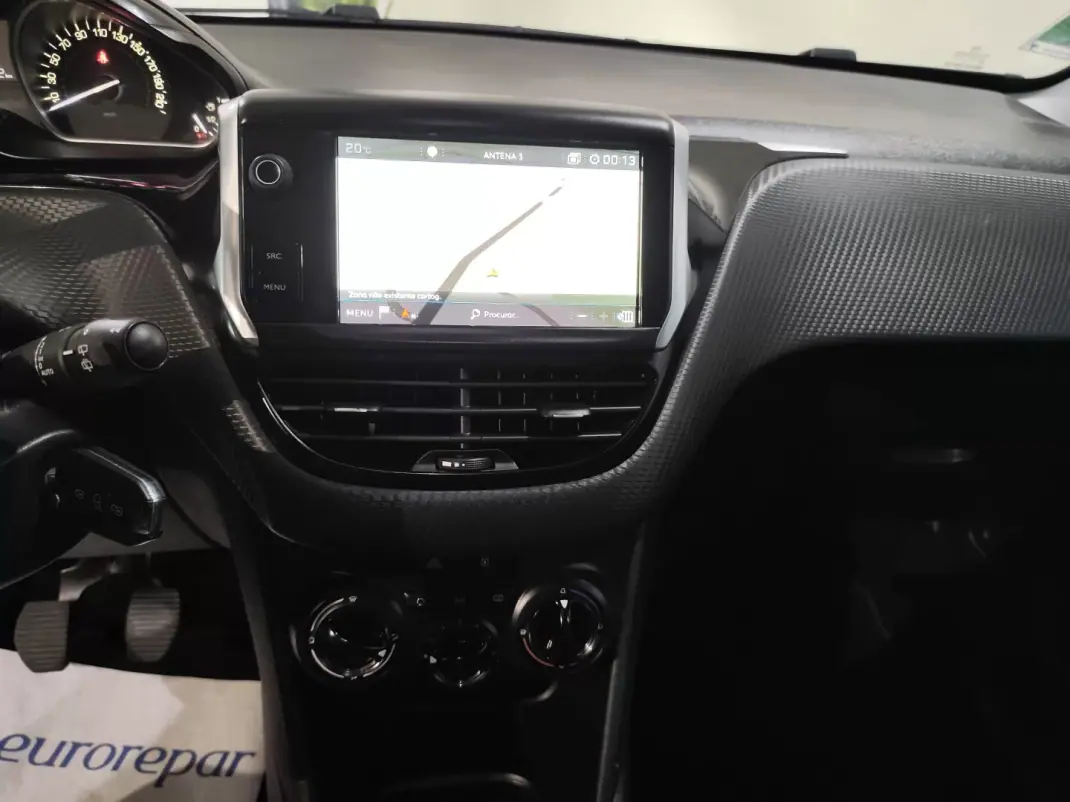 Peugeot 208 2019 - 10300 EUR, 58000 km - AUTO.MOTO.pt - 58000km - foto 13 de 25