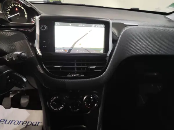 Peugeot 208 2019 - 10300 EUR, 58000 km - AUTO.MOTO.pt - 58000km - foto 13 de 25