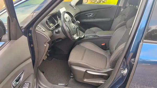Renault Scénic 2019 - 13850 EUR, 196964 km - AUTO.MOTO.pt - 196964km - foto 12 de 15