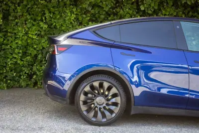 Tesla Model Y 2021 - 32500 EUR, 97400 km - AUTO.MOTO.pt - 97400km - foto 4 de 17