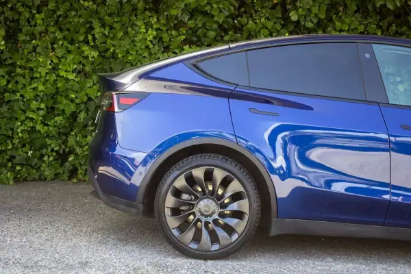 Tesla Model Y 2021 - 32500 EUR, 97400 km - AUTO.MOTO.pt - 97400km - foto 4 de 17