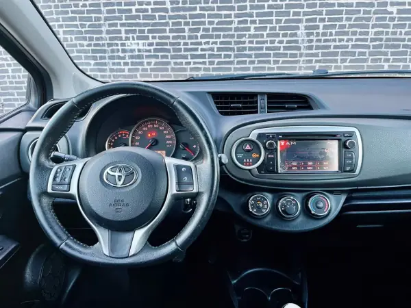 Toyota Yaris 2014 - 9990 EUR, 157000 km - AUTO.MOTO.pt - 157000km - foto 8 de 14