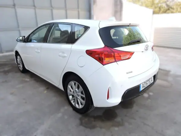 Toyota Auris 2015 - 12750 EUR, 141331 km - AUTO.MOTO.pt - 141331km - foto 5 de 15