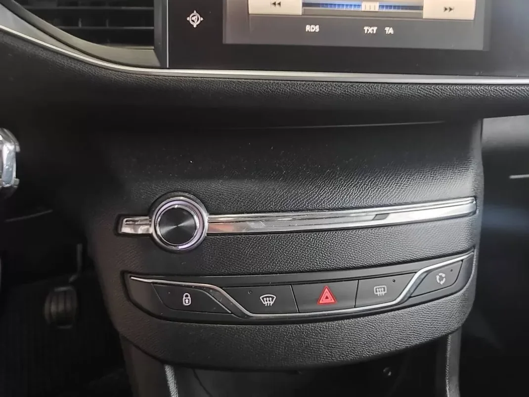 Peugeot 308 2014 - 9350 EUR, 207000 km - AUTO.MOTO.pt - 207000km - foto 32 de 34