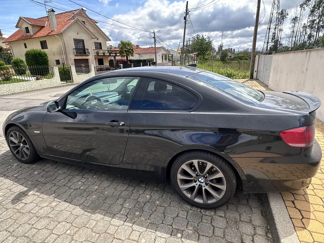 BMW 320 2009 - 11000 EUR, 240 km - AUTO.MOTO.pt - 240km - foto 5 de 8