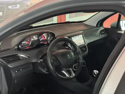 Peugeot 208 2018 - 13500 EUR, 100609 km - AUTO.MOTO.pt - 100609km - foto 17 de 21