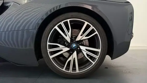 BMW i8 2014 - 61990 EUR, 91277 km - AUTO.MOTO.pt - 91277km - foto 11 de 27