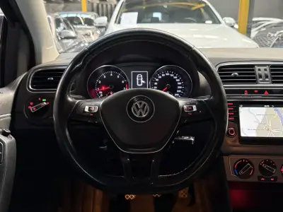 Volkswagen Polo 2016 - 10990 EUR, 106798 km - AUTO.MOTO.pt - 106798km - foto 13 de 25