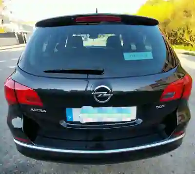 Opel Astra Sports Tourer 2015 - 7000 EUR, 168300 km - AUTO.MOTO.pt - 168300km - foto 2 de 4