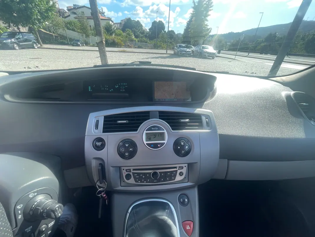 Renault Scénic 2009 - 4990 EUR, 245000 km - AUTO.MOTO.pt - 245000km - foto 10 de 13