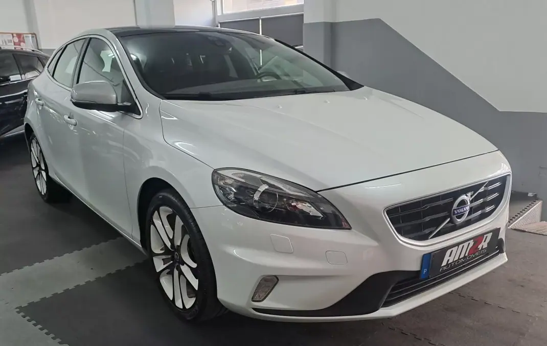 Volvo V40 2015 - 12990 EUR, 179950 km - AUTO.MOTO.pt - 179950km - foto 1 de 29