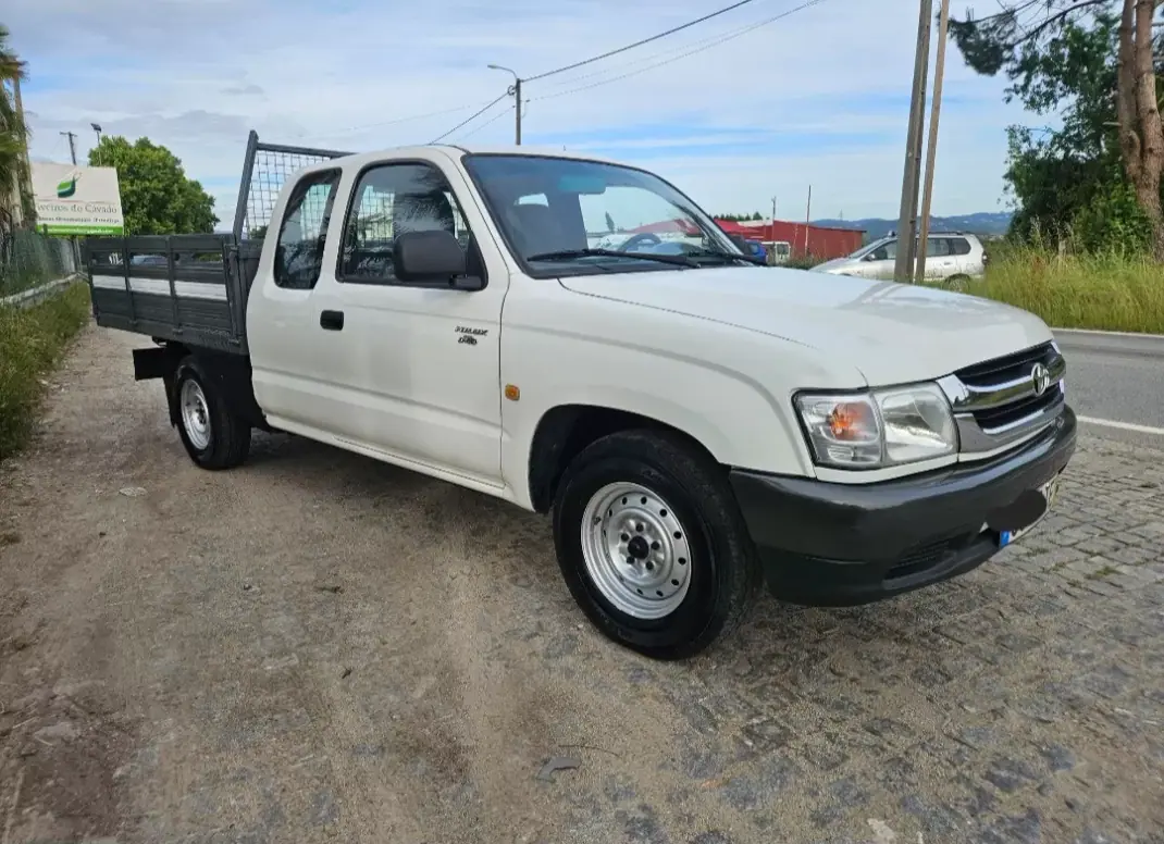 Toyota HILUX D-4D 4WD CD 4 X 4 2002 - 11950 EUR, 360000 km - AUTO.MOTO.pt - 360000km - foto 3 de 12