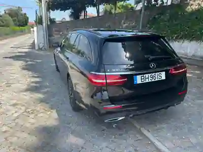 Mercedes-Benz E 300 2021 - 32500 EUR, 125000 km - AUTO.MOTO.pt - 125000km - foto 4 de 6