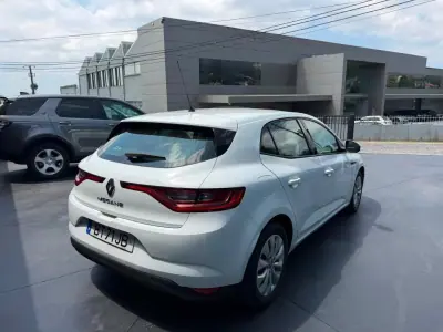 Renault Mégane 2018 - 15500 EUR, 146000 km - AUTO.MOTO.pt - 146000km - foto 3 de 11