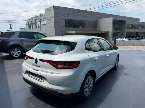 Renault Mégane 2018 - 15500 EUR, 146000 km - AUTO.MOTO.pt - 146000km - foto 3 de 11