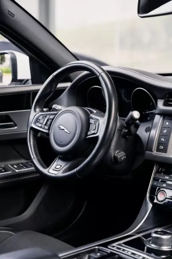 Jaguar XF 2017 - 22990 EUR, 145800 km - AUTO.MOTO.pt - 145800km - foto 52 de 55