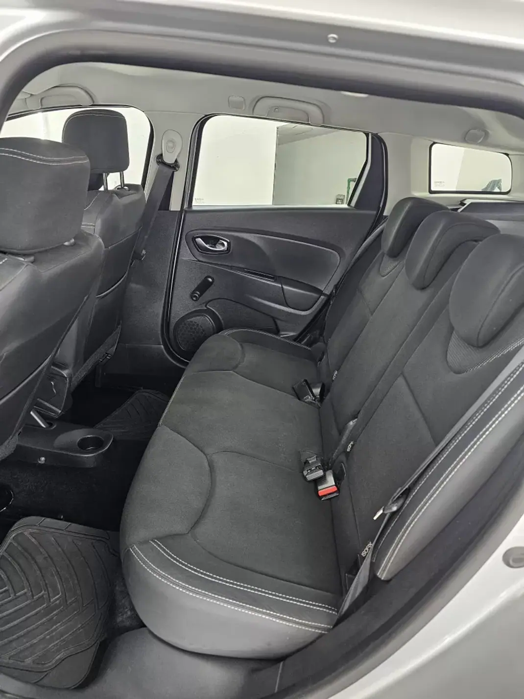 Renault Clio Sport Tourer 2019 - 8650 EUR, 259539 km - AUTO.MOTO.pt - 259539km - foto 21 de 24