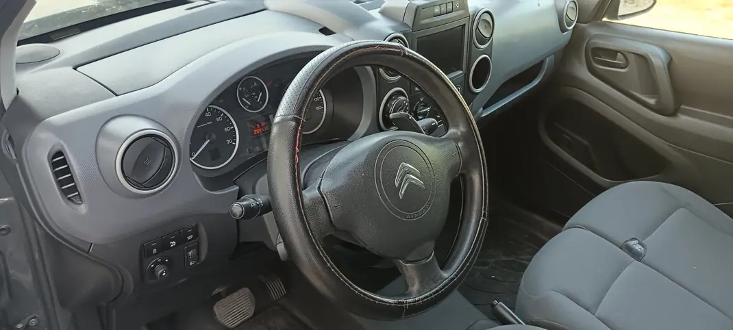 Citroën Berlingo 2015 - 3750 EUR, 289000 km - AUTO.MOTO.pt - 289000km - foto 3 de 14