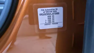 Peugeot e-2008 2020 - 19990 EUR, 43800 km - AUTO.MOTO.pt - 43800km - foto 14 de 28