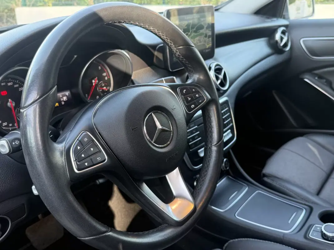 Mercedes-Benz GLA 180 2017 - 20999 EUR, 80000 km - AUTO.MOTO.pt - 80000km - foto 17 de 22