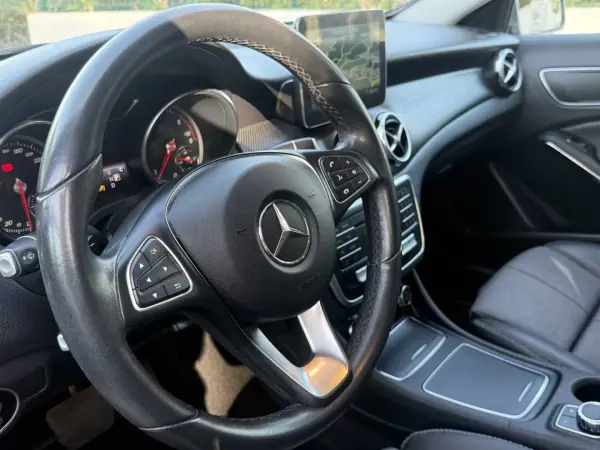 Mercedes-Benz GLA 180 2017 - 20999 EUR, 80000 km - AUTO.MOTO.pt - 80000km - foto 17 de 22
