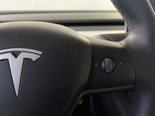 Tesla Model 3 2023 - 29750 EUR, 68000 km - AUTO.MOTO.pt - 68000km - foto 39 de 44