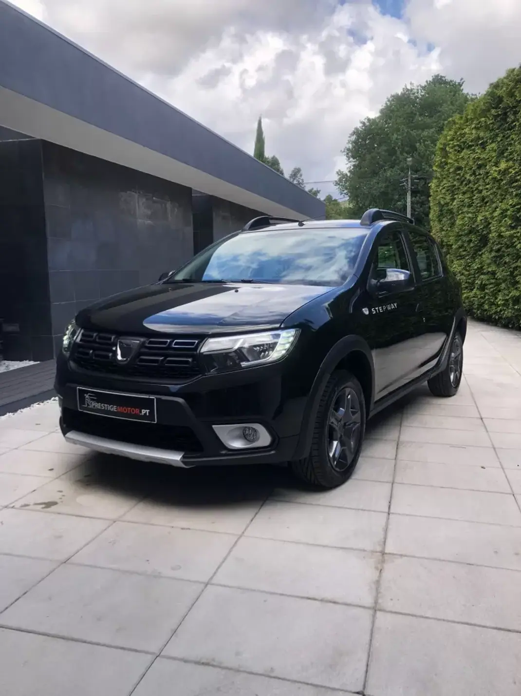 Dacia Sandero 2018 - 9900 EUR, 121000 km - AUTO.MOTO.pt - 121000km - foto 1 de 30