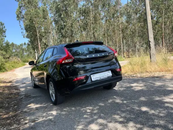 Volvo V40 2017 - 15900 EUR, 120000 km - AUTO.MOTO.pt - 120000km - foto 8 de 39