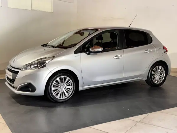 Peugeot 208 2018 - 9500 EUR, 95379 km - AUTO.MOTO.pt - 95379km - foto 4 de 22