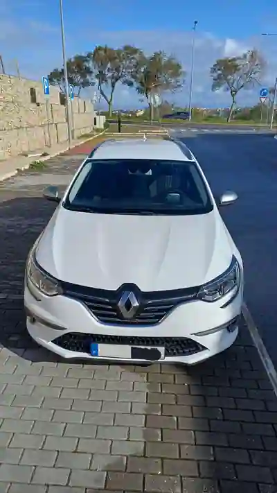 Renault Mégane 2018 - 12000 EUR, 124500 km - AUTO.MOTO.pt - 124500km - foto 6 de 17