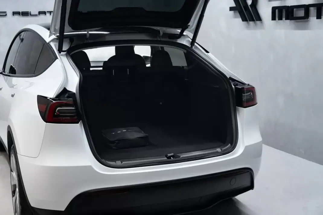 Tesla Model Y 2023 - 35950 EUR, 57000 km - 57000km - foto 13 de 49
