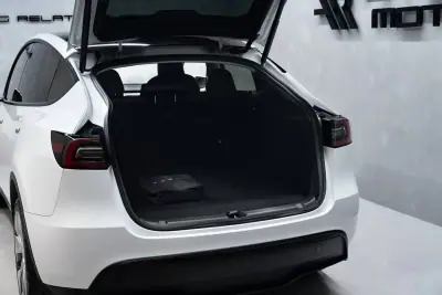 Tesla Model Y 2023 - 35950 EUR, 57000 km - 57000km - foto 13 de 49