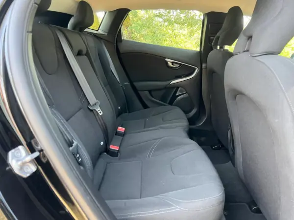 Volvo V40 2017 - 15900 EUR, 120000 km - AUTO.MOTO.pt - 120000km - foto 28 de 39