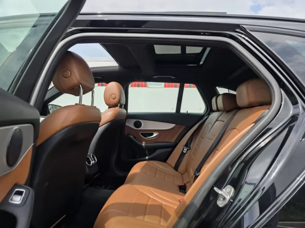 Mercedes-Benz C 300 2019 - 28490 EUR, 230000 km - AUTO.MOTO.pt - 230000km - foto 10 de 17