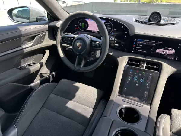 Porsche Taycan Sport Turismo 2025 - 130000 EUR, 19000 km - AUTO.MOTO.pt - 19000km - foto 31 de 78