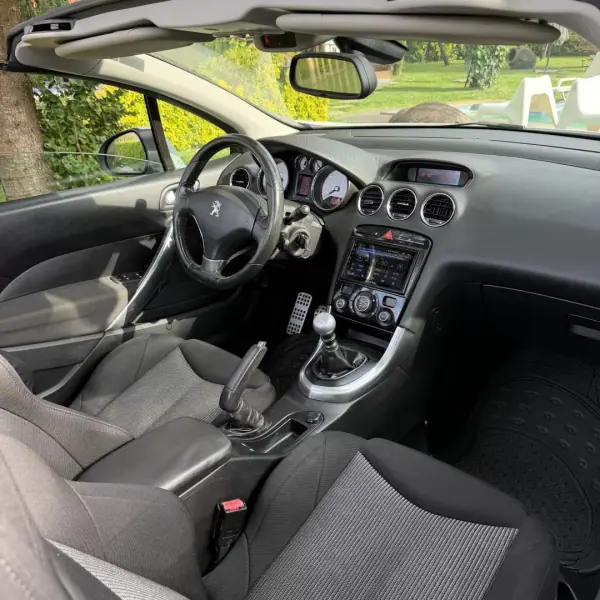 Peugeot 308 CC 2011 - 12990 EUR, 167000 km - AUTO.MOTO.pt - 167000km - foto 18 de 21