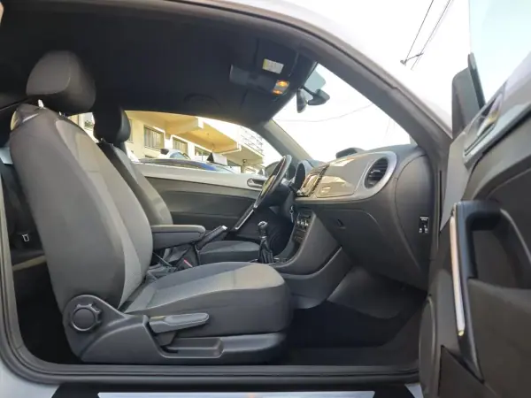 Volkswagen New Beetle 2012 - 12500 EUR, 170000 km - AUTO.MOTO.pt - 170000km - foto 19 de 26