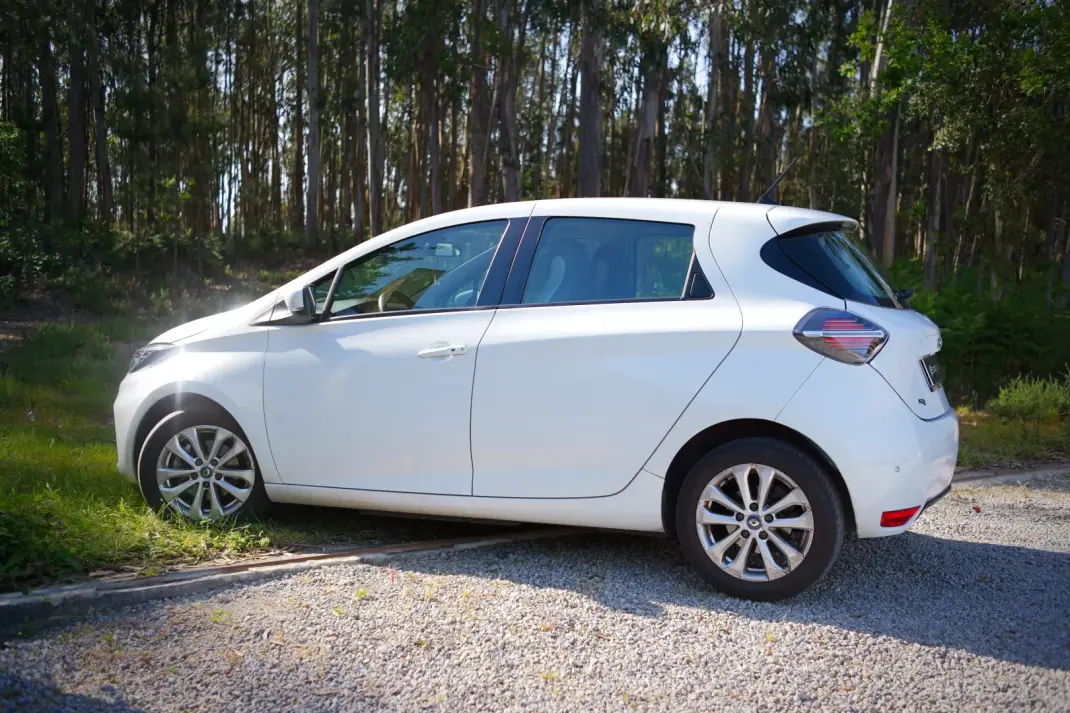 Renault Zoe 2020 - 12990 EUR, 103000 km - AUTO.MOTO.pt - 103000km - foto 12 de 24