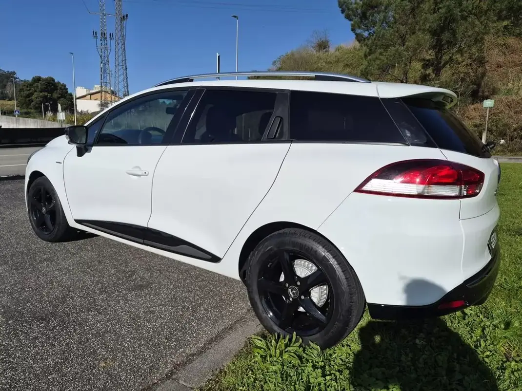 Renault Clio Sport Tourer 2018 - 11250 EUR, 87756 km - AUTO.MOTO.pt - 87756km - foto 2 de 30