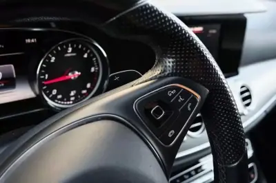 Mercedes-Benz E 220 2017 - 25000 EUR, 168000 km - AUTO.MOTO.pt - 168000km - foto 28 de 30