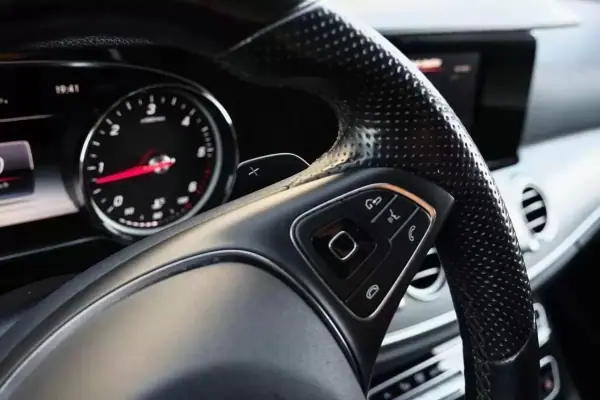 Mercedes-Benz E 220 2017 - 25000 EUR, 168000 km - AUTO.MOTO.pt - 168000km - foto 28 de 30