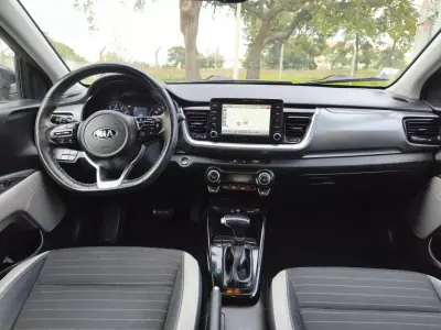 Kia Stonic 2019 - 15900 EUR, 32000 km - AUTO.MOTO.pt - 32000km - foto 10 de 15