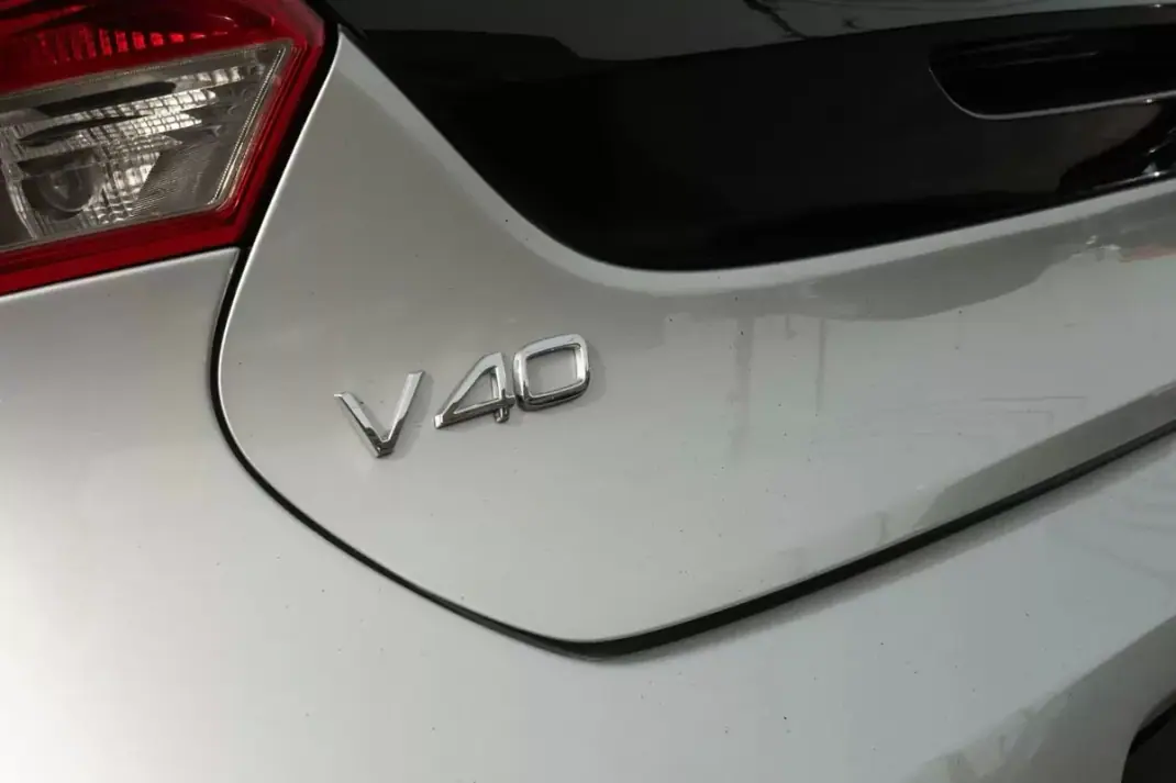 Volvo V40 2013 - 10999 EUR, 275270 km - AUTO.MOTO.pt - 275270km - foto 8 de 24