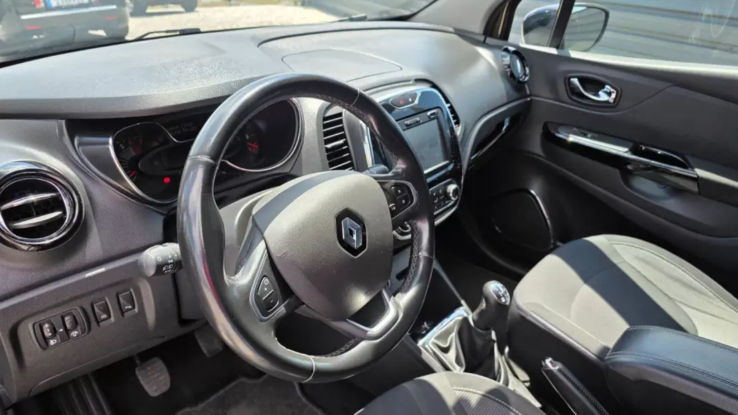 Renault Captur 2017 - 12990 EUR, 101000 km - AUTO.MOTO.pt - 101000km - foto 10 de 19