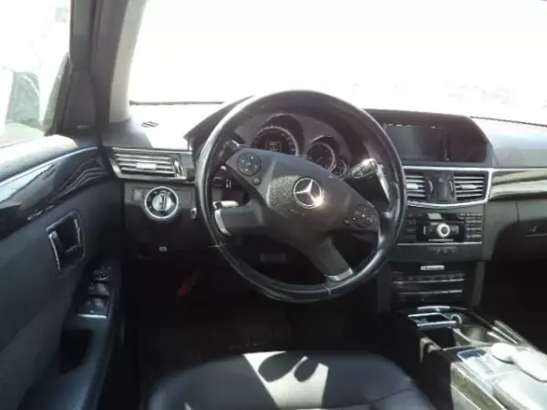 Mercedes-Benz E 250 2011 - 6990 EUR, 328830 km - AUTO.MOTO.pt - 328830km - foto 6 de 9